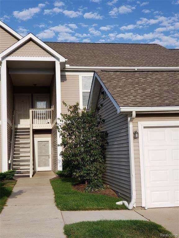 property at 1489 Fox Pointe Cir