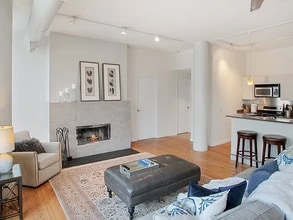 939 W Huron St, Unit 208 in Chicago, IL - Building Photo - Building Photo