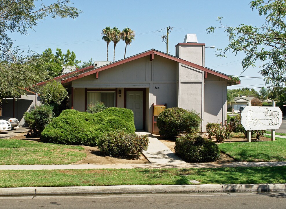 Carriage Hill Apartments in Fresno, CA - Building Photo