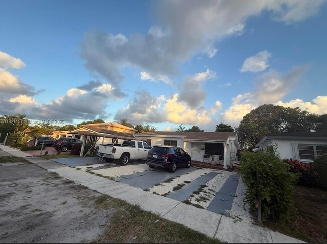 526 E 54th St in Hialeah, FL - Building Photo - Building Photo