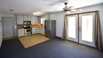 909 S Cactus St, Unit B in Alpine, TX - Building Photo - Building Photo