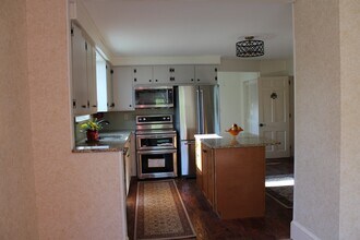 27 Commonwealth Ave, Unit 2 in Barrington, RI - Foto de edificio - Building Photo