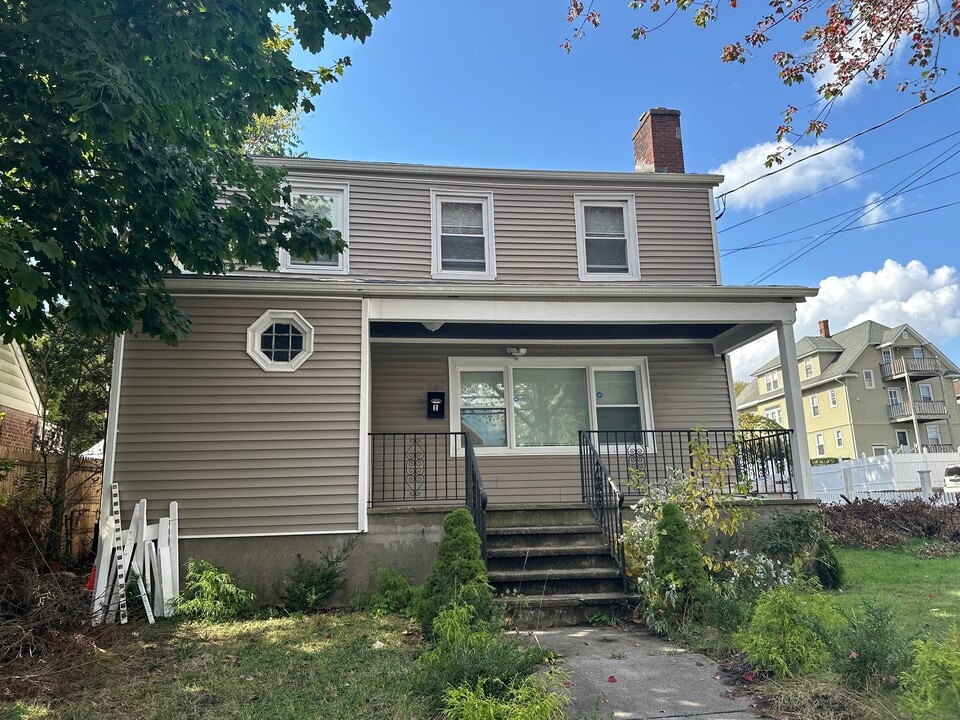 203 Horace St in Bridgeport, CT - Building Photo