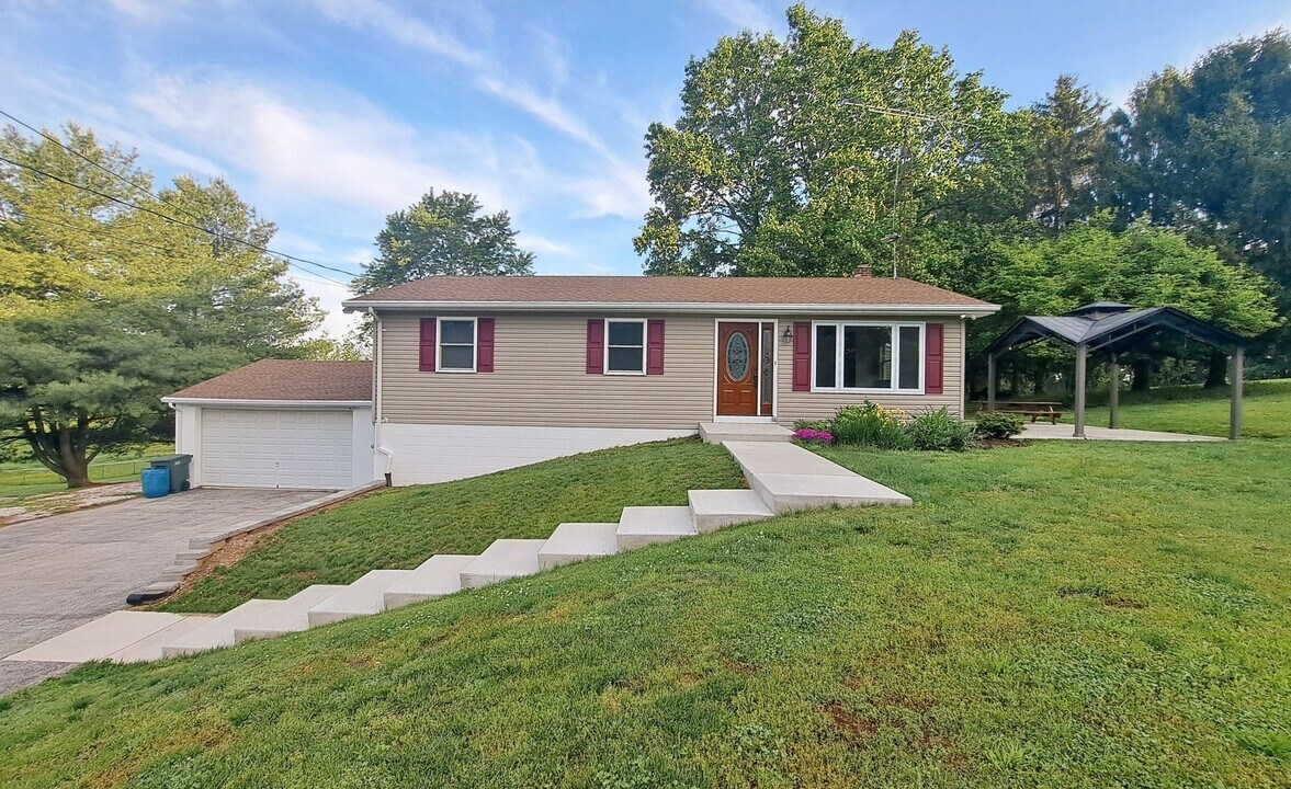 1218 Hoff Rd in Hanover, PA - Building Photo