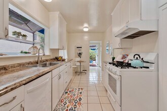 257-257 1/2 Newport Ave in Long Beach, CA - Building Photo - Building Photo