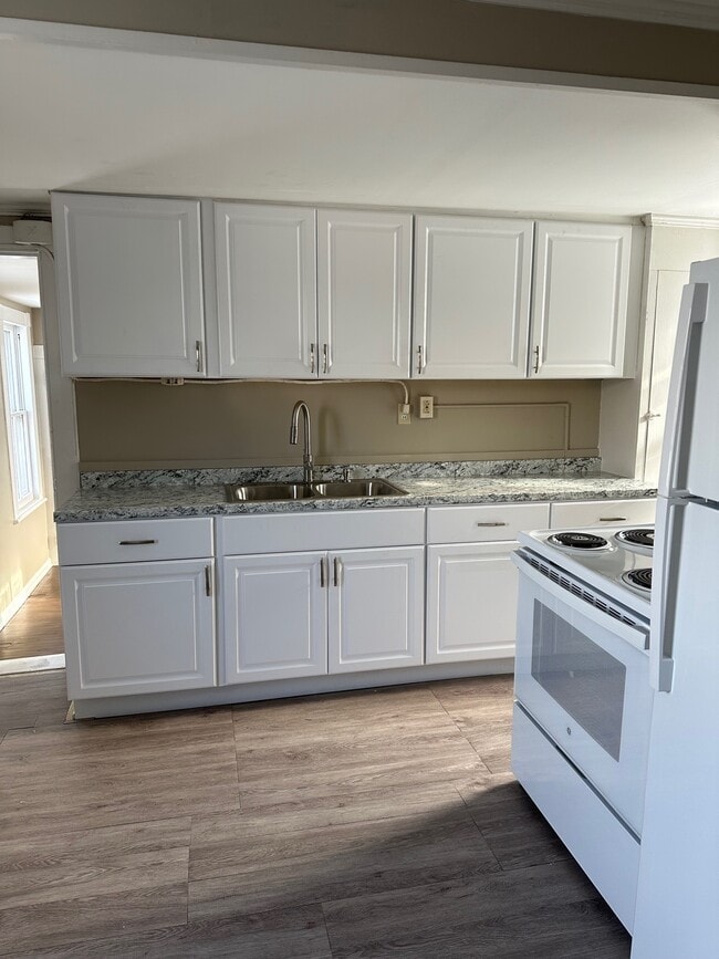 2 Hanscom Ave, Unit 2