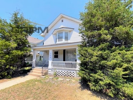 208 W 10th Ave in Hutchinson, KS - Building Photo