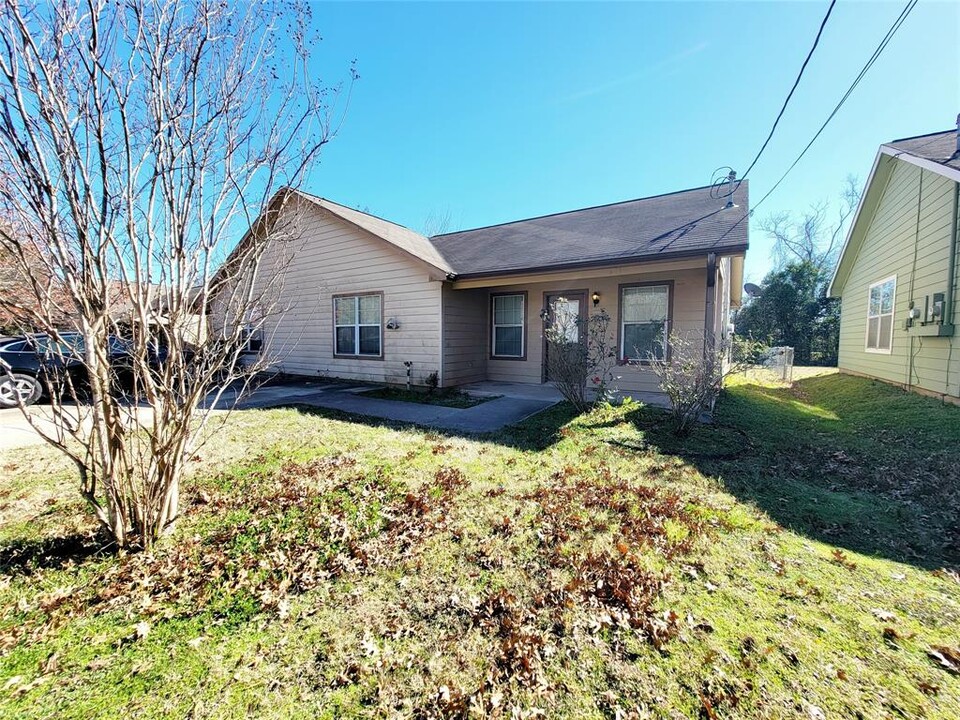 106 Lindley Dr in Willis, TX - Building Photo