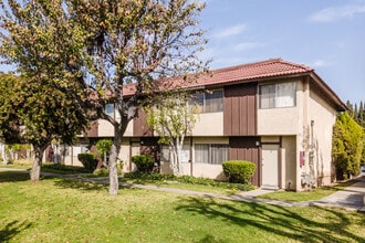Longview Apartment Homes in Tustin, CA - Foto de edificio - Building Photo