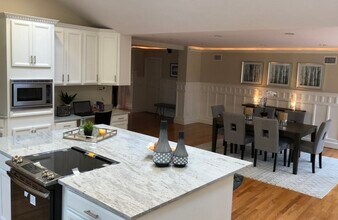 27 Gammons Rd in Waban, MA - Foto de edificio - Building Photo