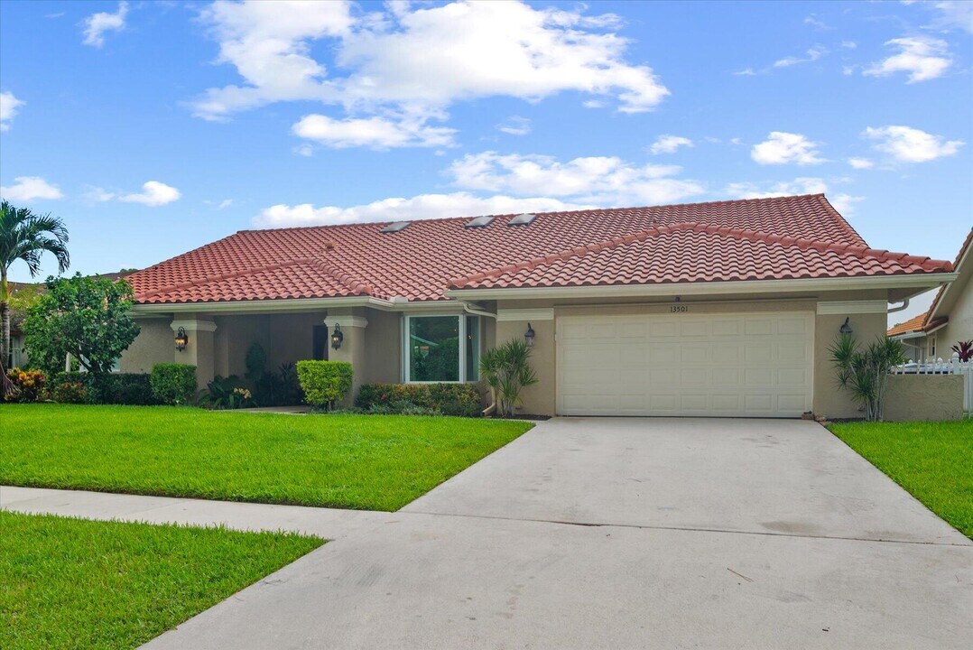 13501 Barberry Dr in Wellington, FL - Building Photo