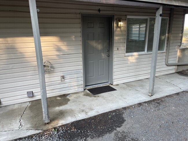 1010 Lincoln St, Unit 4 in Colton, WA - Foto de edificio - Building Photo