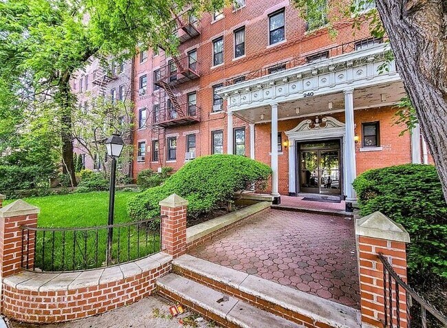 240 Ocean Pkwy in Brooklyn, NY - Building Photo - Building Photo