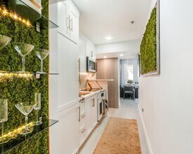 100 Collins Ave in Miami Beach, FL - Building Photo - Building Photo