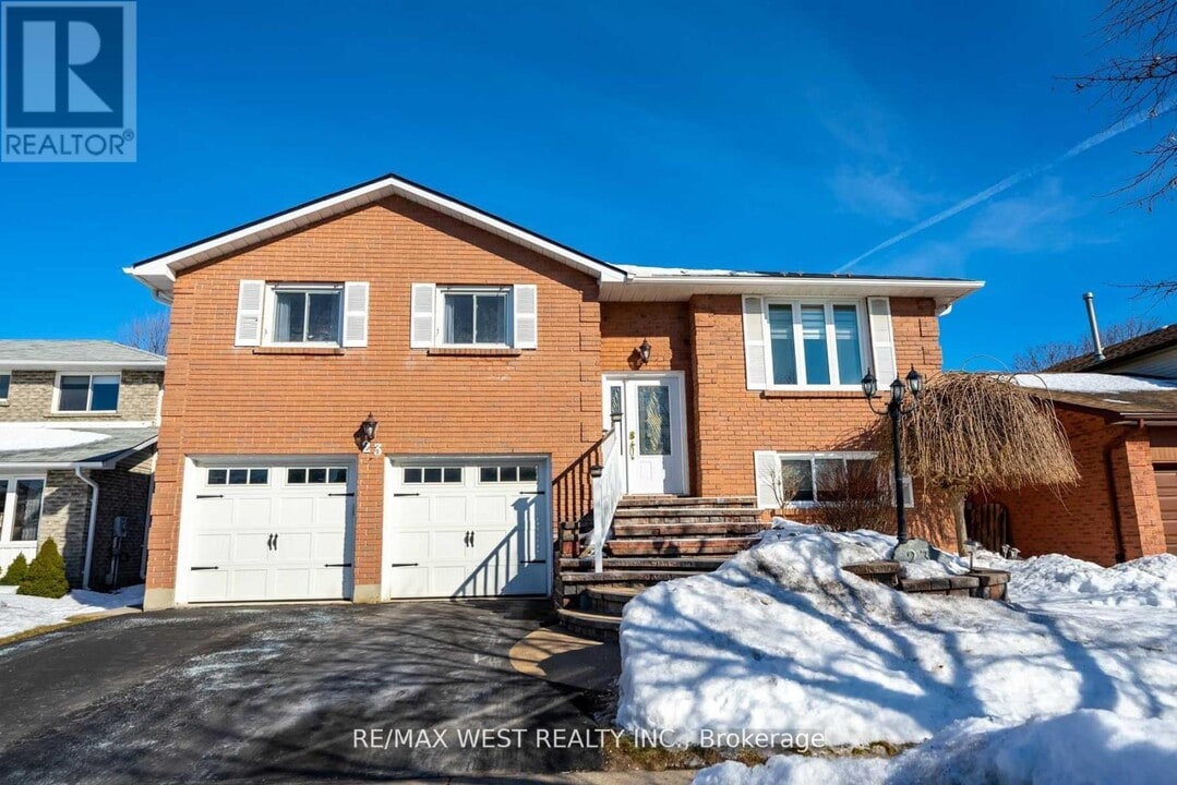23 Bruntsfield St in Courtice, ON - Building Photo