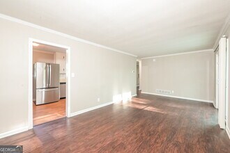 1090 Longshore Dr in Decatur, GA - Building Photo - Building Photo