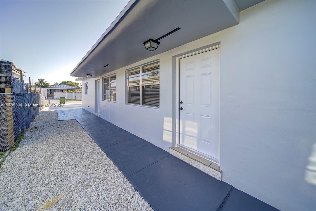 896 E 22nd St in Hialeah, FL - Foto de edificio