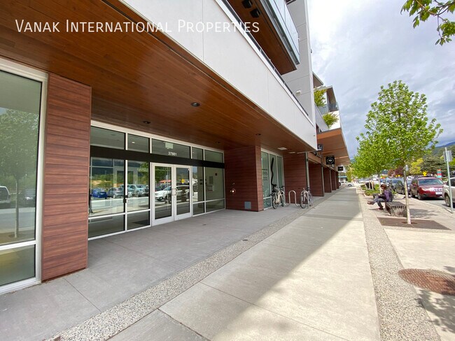 Modern 2 Bed, 2 Bath Condo in the Heart of in Squamish, BC - Building Photo - Building Photo
