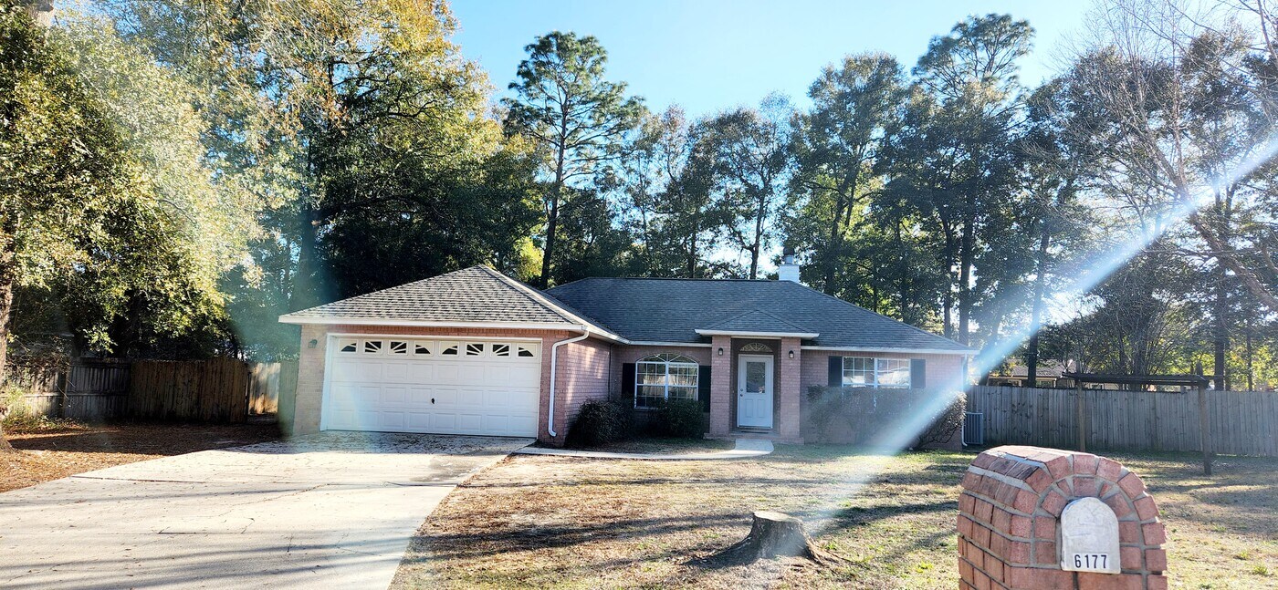 6177 Broad Wing Ct in Milton, FL - Foto de edificio