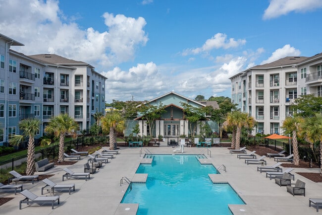 Atlantic on the Avenue in North Charleston, SC - Foto de edificio - Building Photo