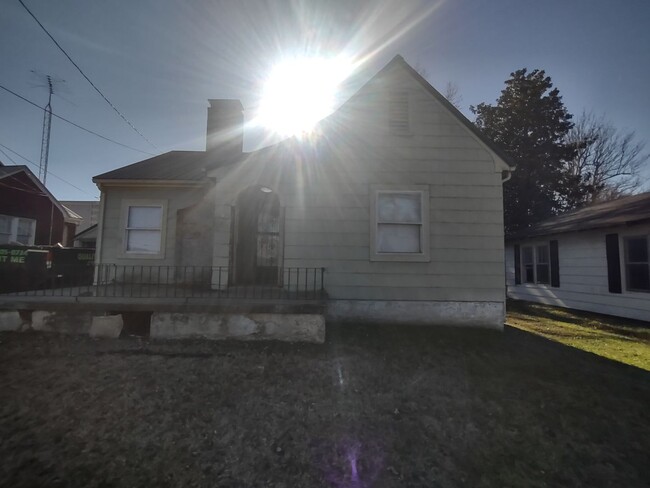 216 Cleveland St in Mayfield, KY - Foto de edificio - Building Photo