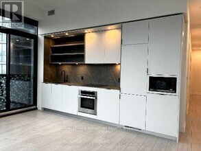 55 Charles St E in Toronto, ON - Building Photo - Building Photo