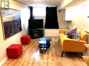 22 Sedgewick Crescent in Toronto, ON - Building Photo - Building Photo