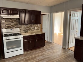 9 W 17th St in Bayonne, NJ - Building Photo