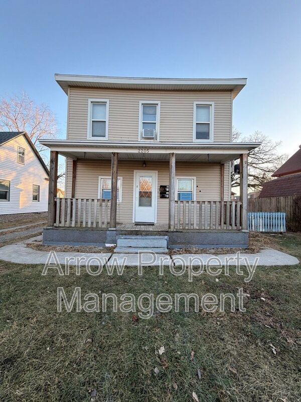property at 2205 Holdrege St