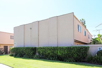 14321 Village Way in Westminster, CA - Foto de edificio - Building Photo