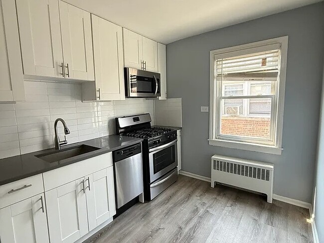 6651 N California Ave, Unit #2 in Chicago, IL - Foto de edificio - Building Photo