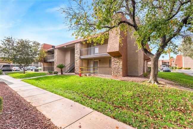 5121 River Glen Dr in Las Vegas, NV - Building Photo - Building Photo