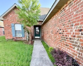 121 Troubadore Dr in Youngsville, LA - Building Photo - Building Photo