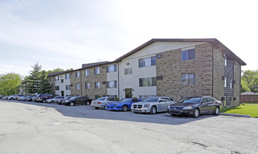 Birchwood Apartments in Merrillville, IN - Building Photo - Building Photo