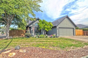 2311 Perri Pl in Medford, OR - Building Photo