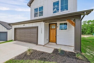 1207 Chestnut Ct in Runaway Bay, TX - Building Photo - Building Photo
