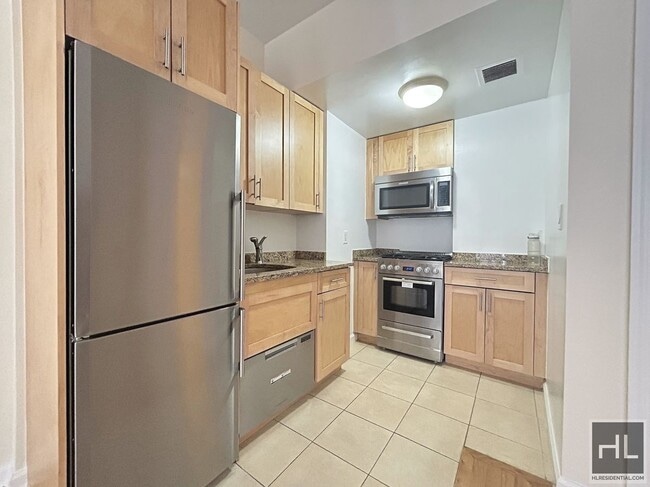 62 W 56th St in New York, NY - Building Photo - Building Photo