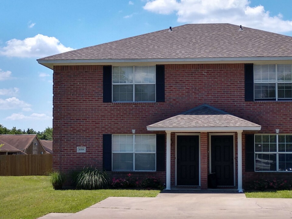 Bright Circle Town Homes in College Station, TX - Building Photo