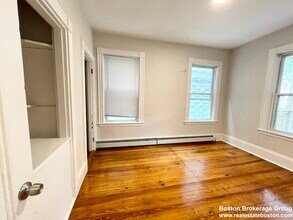 276 E Cottage St, Unit 1 in Boston, MA - Building Photo - Building Photo