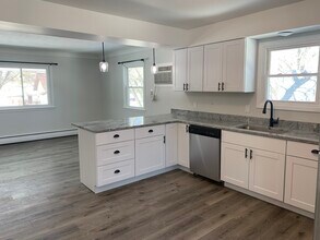 1726 Abell St in Maplewood, MN - Foto de edificio - Building Photo