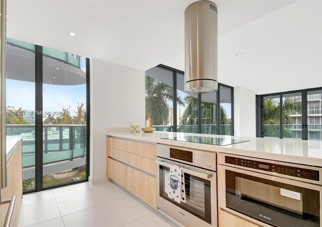 9901 W Bay Harbor Dr, Unit 401 in Bay Harbor Islands, FL - Foto de edificio - Building Photo