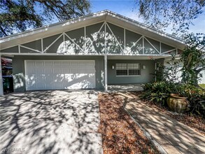 4715 Mi Casa Ct in Ft. Myers, FL - Foto de edificio - Building Photo