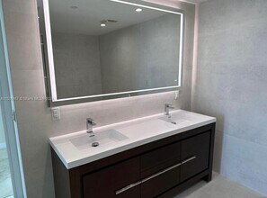 540 West Ave, Unit 2212 in Miami Beach, FL - Foto de edificio - Building Photo