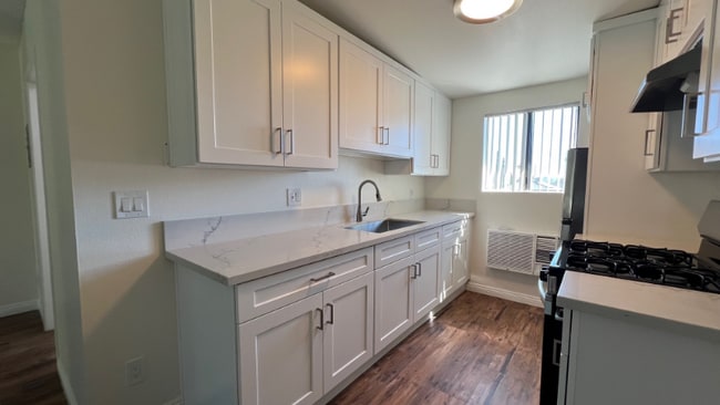 7424 Radford Ave, Unit 208 in Los Angeles, CA - Foto de edificio - Building Photo