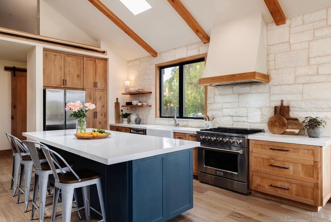 1177 Saxony Rd in Encinitas, CA - Building Photo