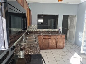 1068 NW 31st St in Miami, FL - Foto de edificio - Building Photo