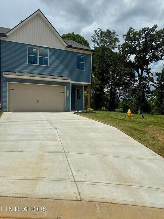 1827 Bennett Vlg Dr in Maryville, TN - Building Photo