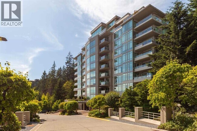 3131 Deer Ridge Dr in West Vancouver, BC - Building Photo - Building Photo