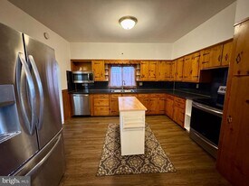 180 Sassamansville Rd in Gilbertsville, PA - Building Photo