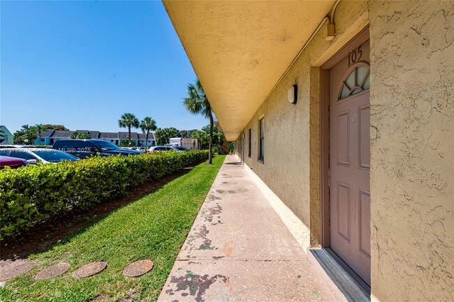 9355 SW 8th St in Boca Raton, FL - Building Photo - Building Photo